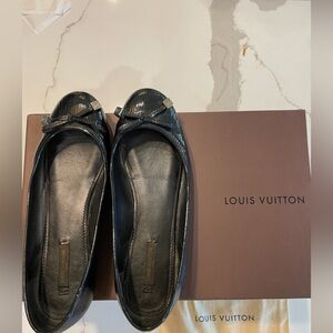 Black leather Louis Vuitton Flats